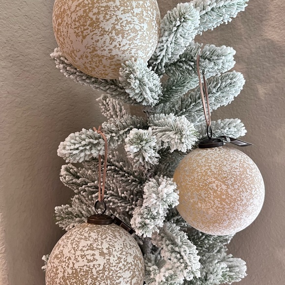 3-NWT ROBERT STANLEY 4”TAUPE FLOCKED ORNAMENT - Picture 6 of 16